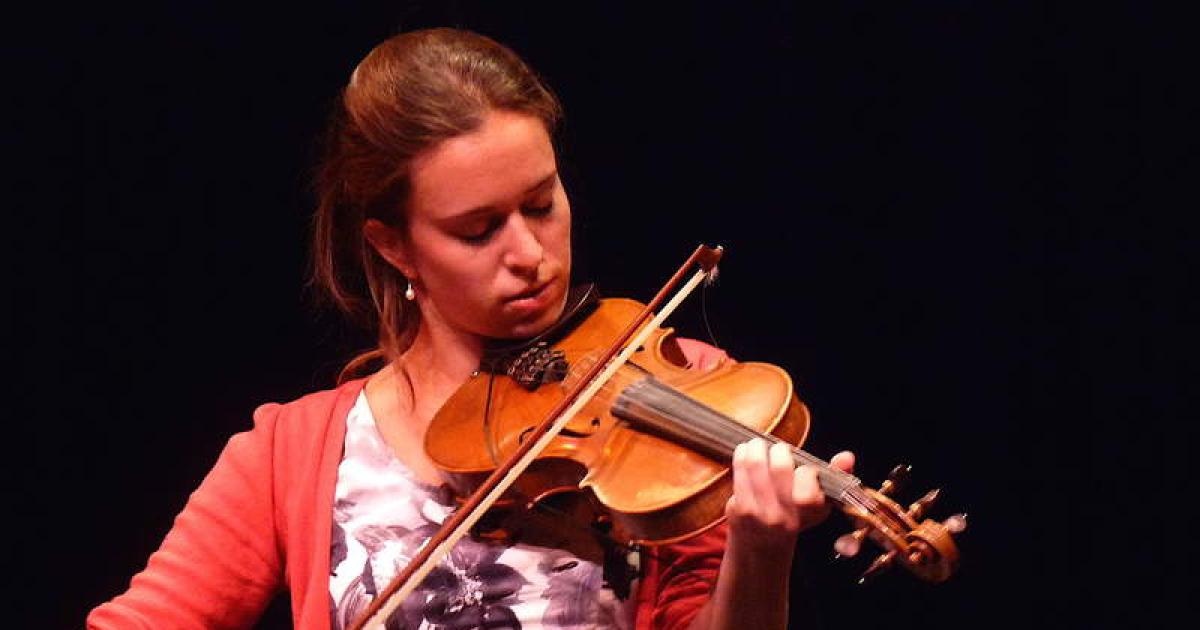 La gran violinista Brittany Haas toca hoy en Sharon Art