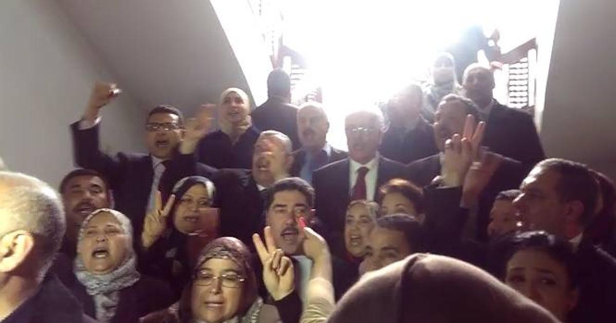 Parlamentarios tunecinos cantan el himno del país tras el atentado