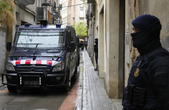 Los Mossos d'Esquadra registraron durante varias horas el domicilio del presunto agresor. ENRIC FONTCUBERTA