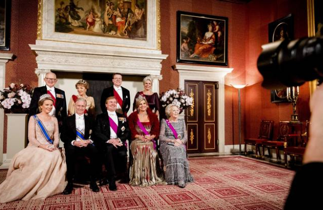 La reina Matilde de Bélgica, primera por la izquierda, y el rey Felipe, tercero, posan con otros representantes de la realeza en 2016. EFE