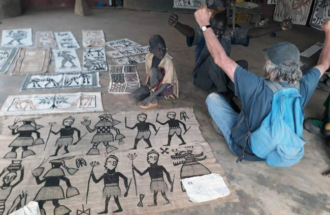 Fernández Tomé, de espaldas, ante el supuesto Picasso. DL