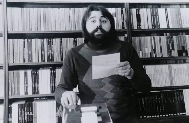 El joven Johnny en la librería Pisa, que fue su zulo durante casi 30 años el barrio Italano. DL