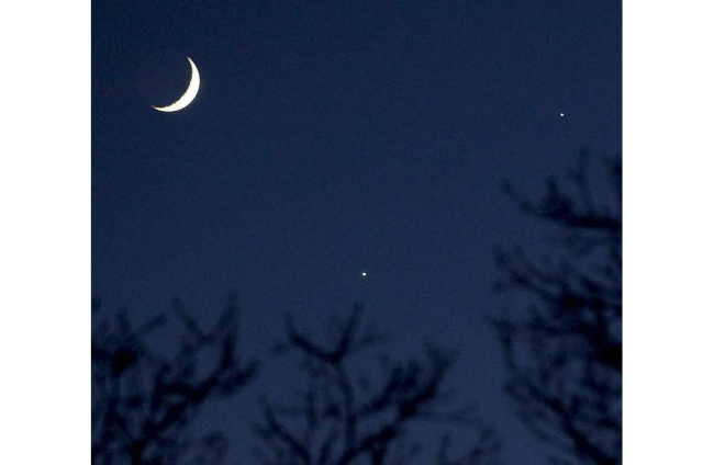 Luna creciente y dos planetas brillantes que se acercan a ella, Venus y Júpiter. JUSTIN LANE