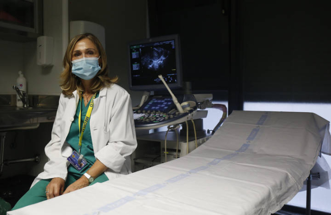 La ginecóloga Ana María Pérez Llamas realiza las operaciones quirúrgicas de los pacientes con disforia de género en el Hospital de León. FERNANDO TERO PERANDONES