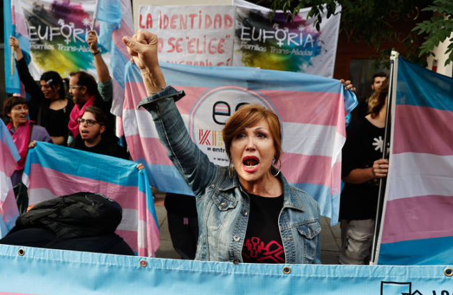 Manifestación convocada por la Plataforma Trans frente a la sede del PSOE por haber solicitado una semana más la ampliación del plazo para la presentación de enmiendas a la ley trans. DANIEL GONZÁLEZ