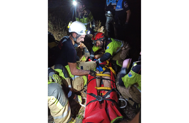 La joven accidentada, atendida por los servicios de rescate. DL