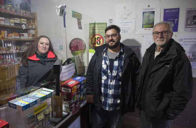 Javier Gonda y Carlos Menéndez con Laura Fidalgo en su kiosco en San Emiliano. Son nómadas digitales del proyecto de Ineco RuralTic. FERNANDO OTERO PERANDONES