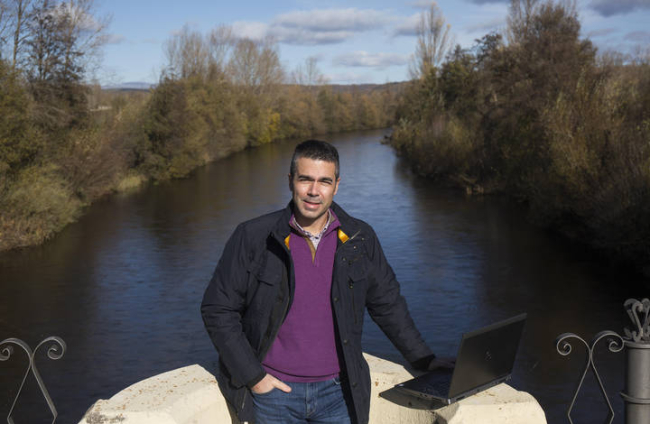Imanol García en el puente sobre el Órbigo en Carrizo de la Ribera, su pueblo y el de sus padres. Es uno de los pioneros nómadas digitales de Ineco y su programa RuralTic, FERNANDO OTERO PERANDONES