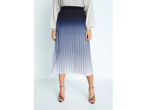 En Mango se puede adquirir esta falda midi plisada de efecto hipnótico por 49.90 euros. Sfera también tla tiene en tonos morados. DL