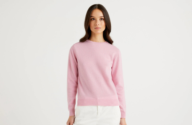El jersey rosa de Benetton de pura lana merina y cuello redondo se puede adquirir por 39.95 euros. DL