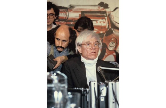 El artista estadounidense Andy Warhol, una de las figuras claves del pop art, en una imagen de archivo en Madrid en 1983. EFE
