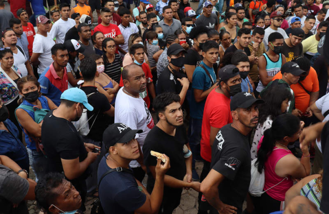 Migrantes varados en Tapachula guardan un minuto de silencio en memoria de los fallecidos en un tráiler en San Antonio. JUAN MANUEL BLANCO