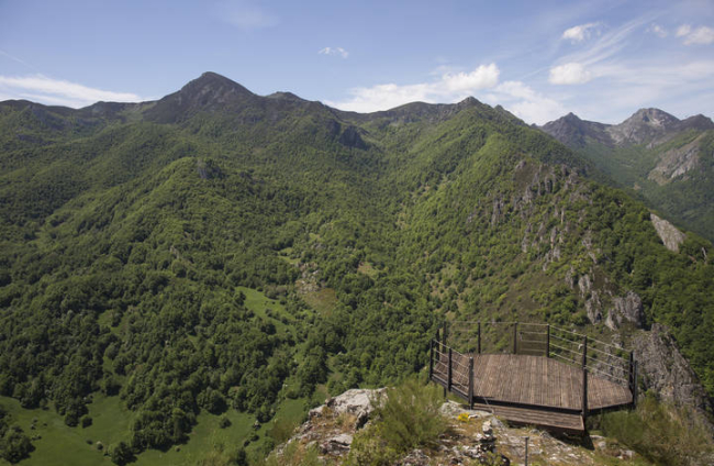 Mirador de Oseja de Sajambre, donde la inmensidad de la montaña da un bofetón a la soberbia. FERNANDO OTERO