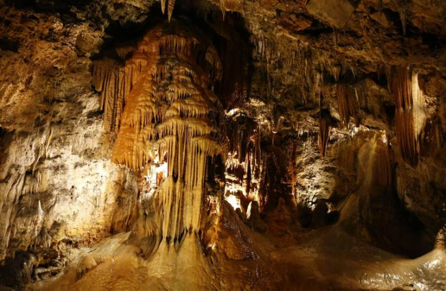 Cueva de Valporquero, tallada durante miles de años por el agua. Esa envidia buena produce León. RAMIRO
