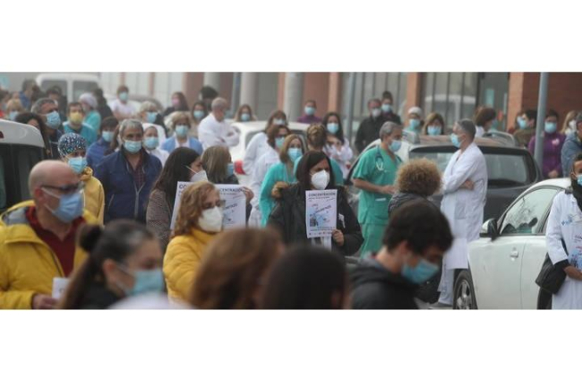 Protesta en 2020 por la falta de médicos en el Hospital del Bierzo. ANA F. BARREDO