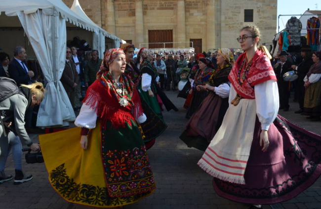Grupo de danzas en la Feria de Febrero de Valencia de Don Juan.