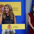 Las ministras de Trabajo y Economía Social, Yolanda Díaz (i), e Igualdad, Irene Montero (d). EMILIO NARANJO