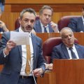 El portavoz del Grupo Parlamentario Vox en las Cortes, David Hierro, interviene en la sesión plenaria de las Cortes de Castilla y León este martes, en Valladolid.