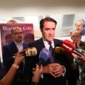 Suárez-Quiñones atendiendo a los medios antes del comienzo de la mesa redonda organizada por Diario de León