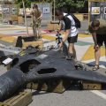 La gente observa drones rusos dañados en la región de Donetsk, en el centro de Kiev.