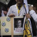El Sindicato Médico de Euskadi ha convocado una concentración este lunes frente al Hospital Donostia en el marco de la huelga a la que están llamados médicos de toda España para protestar contra el estatuto marco del Ministerio de Sanidad, y reivindicar uno propio que reconozca sus particularidades. EFE/Javier Etxezarreta.