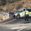 Agentes de la Guardia Civil regulan el tráfico en una carretera tras un siniestro con víctima mortal.