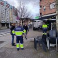 El concejal Iván Alonso, con los operarios en la plaza.