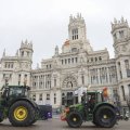  Cientos de tractores y agricultores recorrieron el centro de Madrid este miércoles.