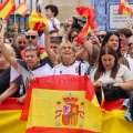 CEUTA, 13/10/2026.- Varios grupos de ciudadanos ya aguardan a las puertas del Ayuntamiento de Ceuta la llegada de los reyes, prevista para las 12:30 horas de este martes, con la intención de estar lo más cerca posible de Felipe VI y Letizia. EFE/Chema Moya