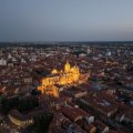 Vista aérea de la Catedral iluminada.