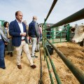 El consejero de Agricultura, Ganadería, Medio Rural y Política Ambiental de la Junta de Castilla y León, Joaquín Antonio Pino, visita la XXI Feria de Ganado Selecto y Agroalimentaria de El Barco de Ávila. EFE/ Raúl Sanchidrián