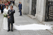El alcalde de Madrid, José Luis Martínez Almeida, y su esposa, Teresa Urquijo, a su salida de la iglesia de San Francisco de Borja de Madrid tras contraer matrimonio este sábado en Madrid.