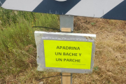 Cartel colocado en la carretera de Ponferrada a La Cabrera por el Morredero para denunciar su mal estado.