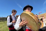 Por un lado los bailadores sobre la ribera del Órbigo realizando una danza tradicional, por el otro un joven ribereño con su pandereta.
