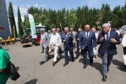 El alcalde Raúl Valcarce, flanqueado por Oleghario Ramón, José Luis Nieto, Álvarez Courel y Eduardo Diego en la feria.