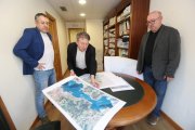 El exalcalde de Ponferrada, el arquitecto Samuel Folgueral flanqueado por sus dos hermanos ingenieros Ángel y Roberto.