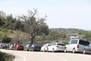 Coches aparcados en la cuneta de la carretera a Las Médulas, en una imagen de archivo.