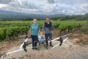 Elva García y uno de los operadores de drones, en los viñedos de Aníbal Otero en Toral de los Vados.