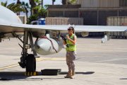La joven leonesa con uno de los Eurofigther en el ejericio internacional en Canarias.