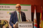 El presidente del Consejo Comarcal del Bierzo, Olegario Ramón, en la presentación de su ponencia en el VII Congreso de Diario de León sobre Economía del Bierzo.