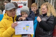 Los niños y sus madres fueron a despedir ayer la caravana humanitaria que espera Ucrania en poco más de dos días. RAMIRO