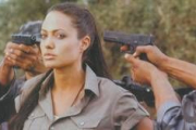 La actriz Angelina Jolie en el papel de la intrépida Lara Croft