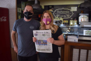 Toño y Miriam posan con el ejemplar del Diario de León de la cafetería Bohemia, del cual pueden disfrutar todas las personas que se acercan a este céntrico bar de La Bañeza. A. RODRÍGUEZ