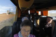 Vecinos de Bustos y Tejados de camino al Consultorio Municipal de Valderrey. JESÚS F. SALVADORES