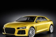 Puesto de conducción de inspiración deportiva, con elementos en fibra de carbono. Perfilada vista lateral del prototipo Audi Sport Quattro.