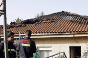 Los bomberos intervienen en el incendio provocado por la explosión. MARCIANO PÉREZ