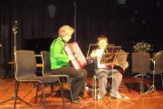 Una de las profesoras, con un alumno, durante el concierto del martes