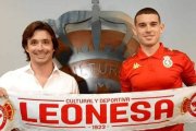 José Manzanera, junto a Santi Samanes, en la presentación del nuevo jugador de la Cultural. CYDL