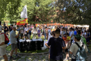 Los jóvenes madrileños comen en el parque del Cid a su paso por la ciudad leonesa. DL