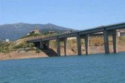 Vista del pueblo de Riaño y el viaducto desde las agua del embalse